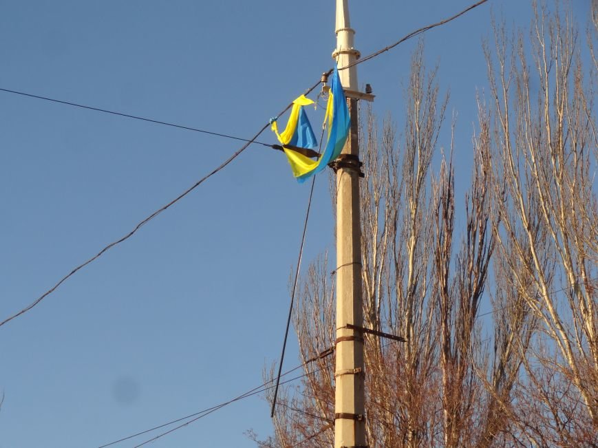 В Мариуполе с площади Комсомола исчезли флаги Украины ФОТОФАКТ) (фото) - фото 1