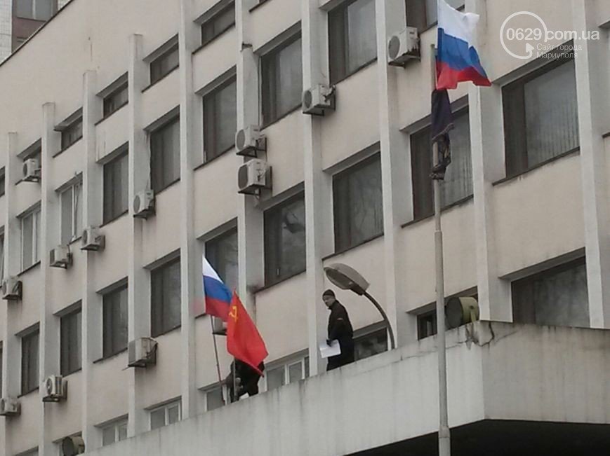 Год назад в Мариуполе над горсоветом подняли флаг РФ и СССР (ФОТО) (фото) - фото 1