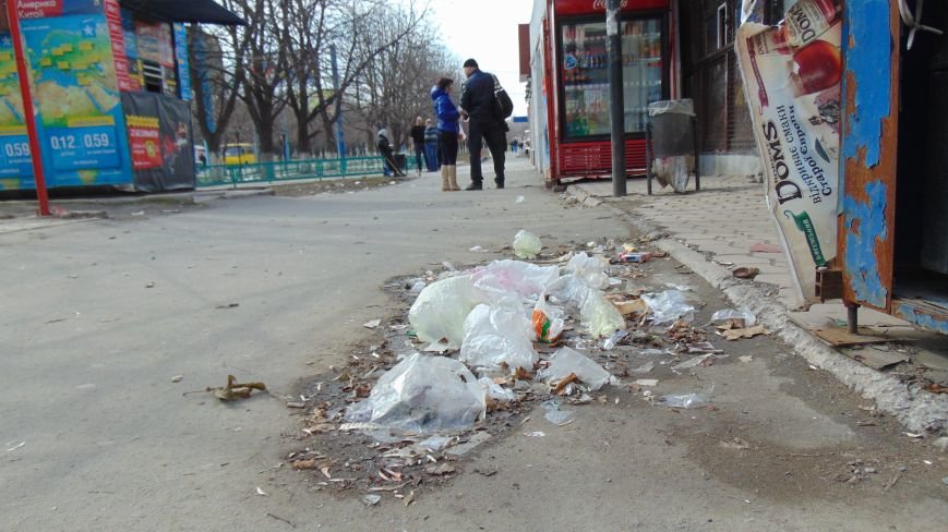 Мариупольцам с помощью ветра удалось превратить центр города в мусорный хаос (ФОТОФАКТ) (фото) - фото 1