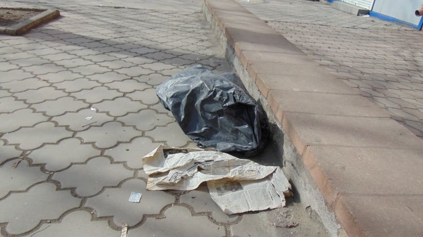 Мариупольцам с помощью ветра удалось превратить центр города в мусорный хаос (ФОТОФАКТ) (фото) - фото 1