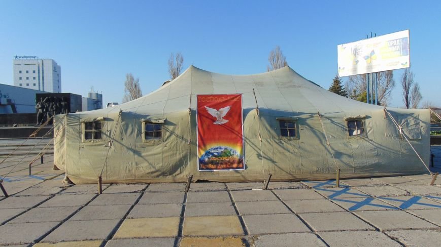 В центре Мариуполя появилась молитвенная  палатка (ФОТОФАКТ) (фото) - фото 1
