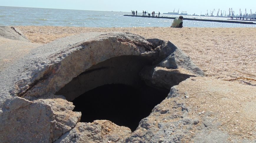 На городском пляже Мариуполя образовался опасный провал (ФОТОФАКТ) (фото) - фото 1