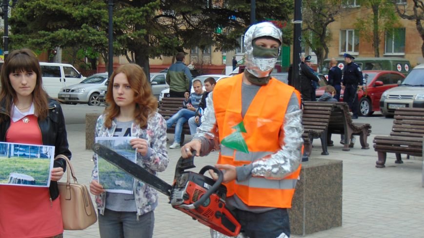 В центре Мариуполя появился человек в маске, вооруженный бензопилой (ФОТО) (фото) - фото 1