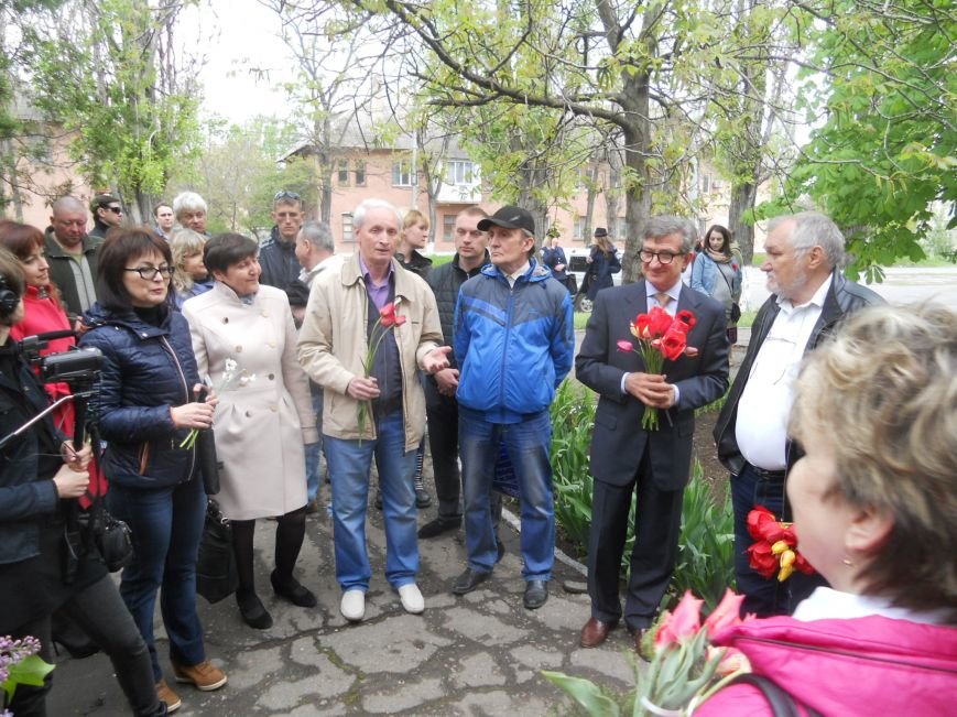 В Мариуполе открыли мемориальную доску заслуженному художнику (ФОТО) (фото) - фото 1