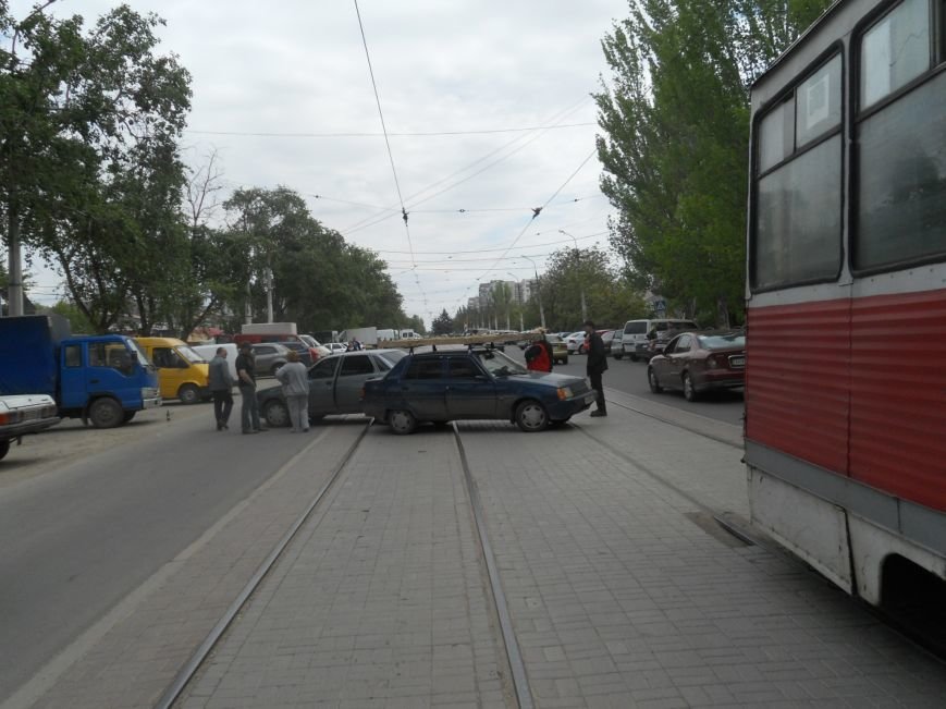 В Мариуполе легковушки перегородили проезд трамваям (фото) - фото 1