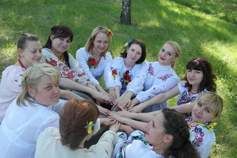 В “День вышиванки” банкиры Восточного РУ ПриватБанка обслуживали клиентов, одев праздничные украинские наряды (фото) - фото 2