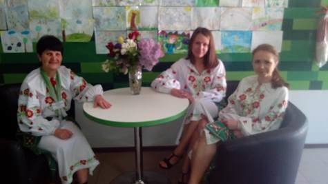 В “День вышиванки” банкиры Восточного РУ ПриватБанка обслуживали клиентов, одев праздничные украинские наряды (фото) - фото 4