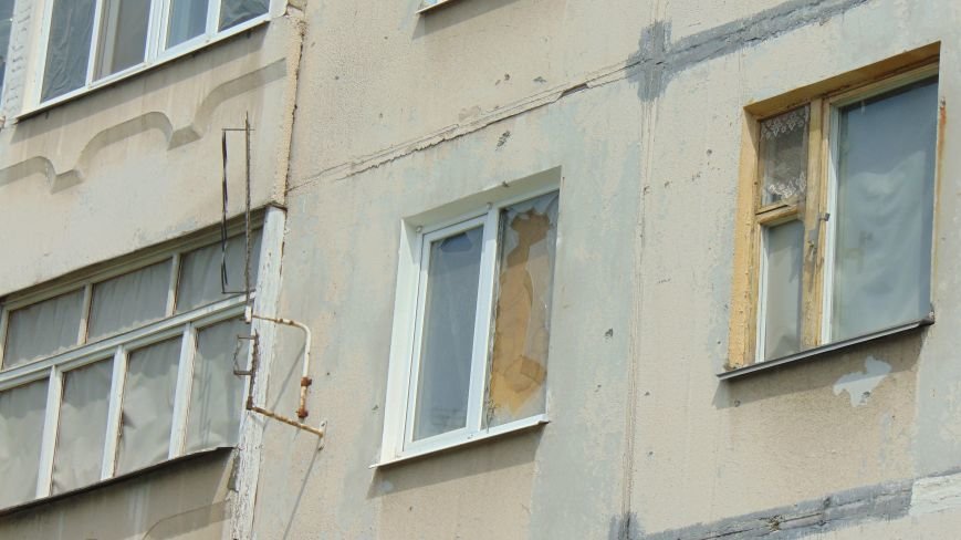 Стало известно, почему в Мариуполе многие жители «Восточного» живут в квартирах без стекол (ФОТО) (фото) - фото 1