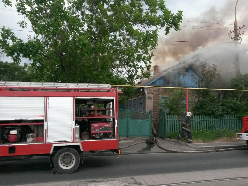В Мариуполе горит частный дом. Небо над Новоселовкой затянуто дымом (ФОТО) (фото) - фото 1