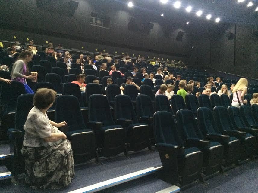 Мариупольцы смогли посмотреть кино о депортации крымских татар (Фотофакт) (фото) - фото 1