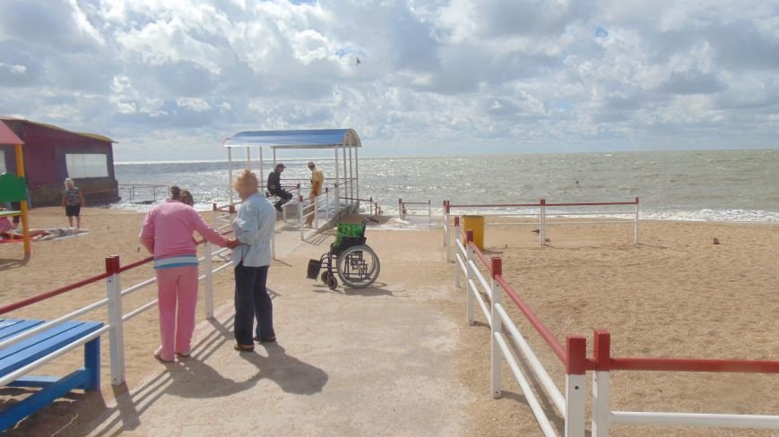 Штормовые волны занесли песком оборудованный пляж для людей с ограниченными возможностями (ФОТОФАКТ) (фото) - фото 1