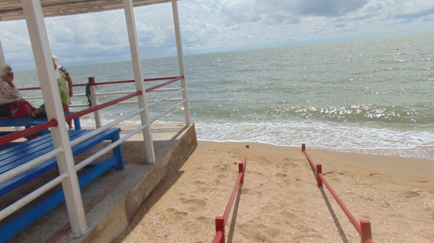 Штормовые волны занесли песком оборудованный пляж для людей с ограниченными возможностями (ФОТОФАКТ) (фото) - фото 1