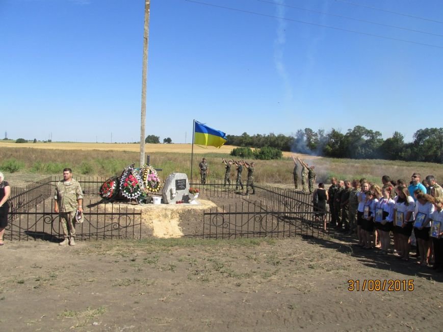 Под Мариуполем почтили память военнослужащих, погибших год назад в результате нападения диверсантов «ДНР» (ФОТО) (фото) - фото 1
