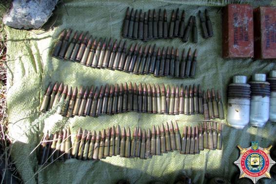 Под Мариуполем обнаружен еще один тайник с оружием и боеприпасами (ФОТО) (фото) - фото 1