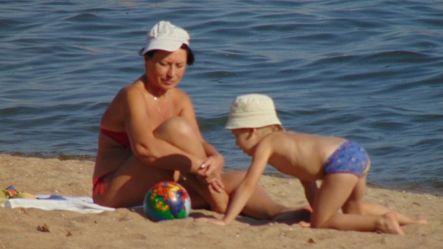 Мариупольцы с удовольствием продолжили пляжный сезон (ФОТОФАКТ) (фото) - фото 1