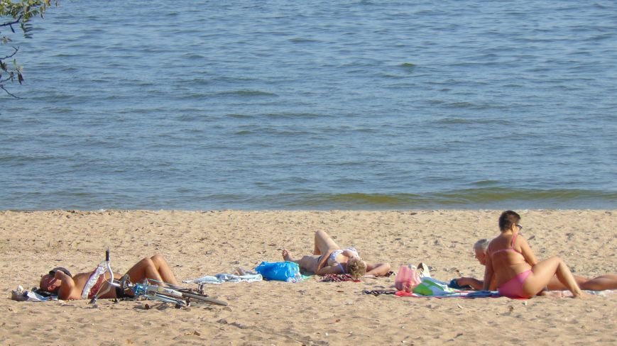 Мариупольцы с удовольствием продолжили пляжный сезон (ФОТОФАКТ) (фото) - фото 1