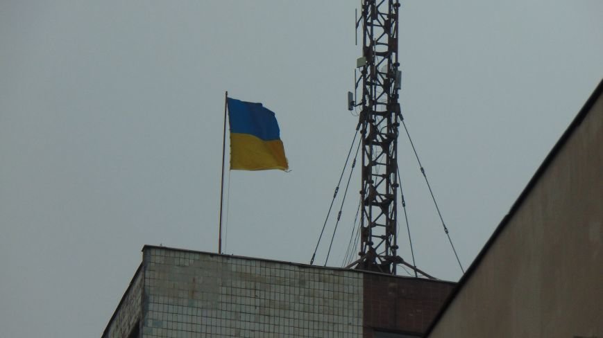 Ко дню выборов исчезла половина главного флага Мариуполя (ФОТОФАКТ) (фото) - фото 1