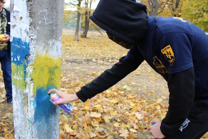 Надписи сепаратистского характера в Мариуполе закрашивают желто-синим (ФОТО) (фото) - фото 1