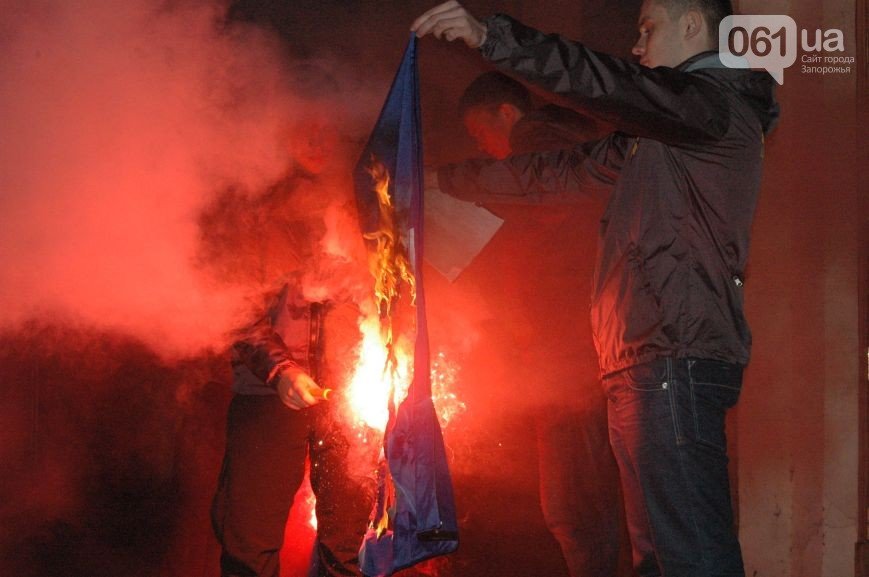 Мариупольцы ездили в Запорожье жечь флаги «регионалов» (ФОТО) (фото) - фото 1