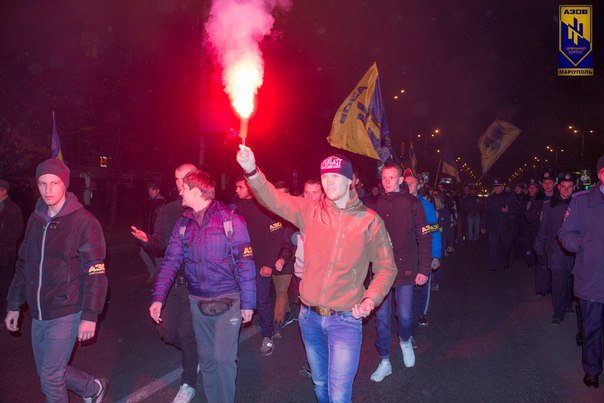 Мариупольцы ездили в Запорожье жечь флаги «регионалов» (ФОТО) (фото) - фото 1