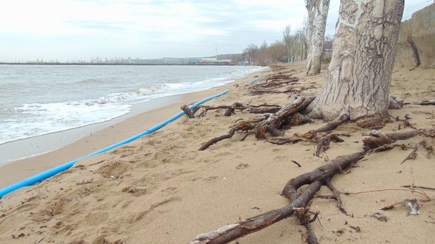 Море напало на мариупольское побережье, захватило пляж, повредило коммуникации (ФОТОФАКТ) (фото) - фото 1