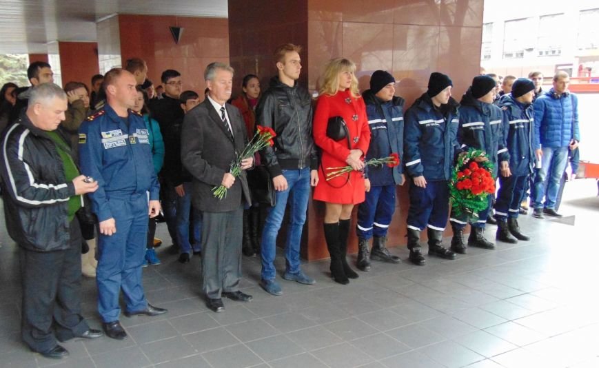 В Мариуполе почтили память погибшего спасателя Валерия Рогозинского (ФОТО) (фото) - фото 1