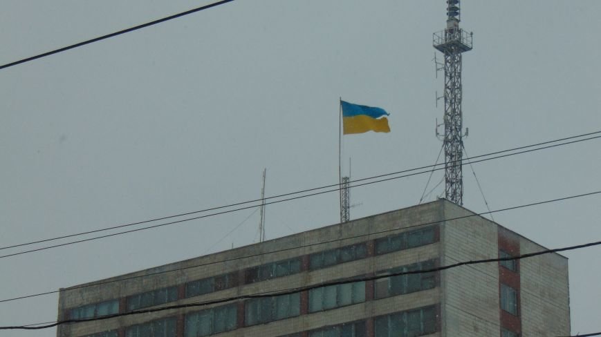 Над праздничным Мариуполем стихией поврежден флаг Украины (ФОТОФАКТ) (фото) - фото 1