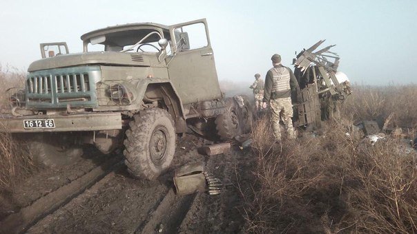Под Мариуполем подорвался грузовик с военными (ФОТО) (фото) - фото 1