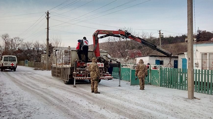 Прифронтовые села под Мариуполем получили посылки от волонтеров (ФОТО) (фото) - фото 1