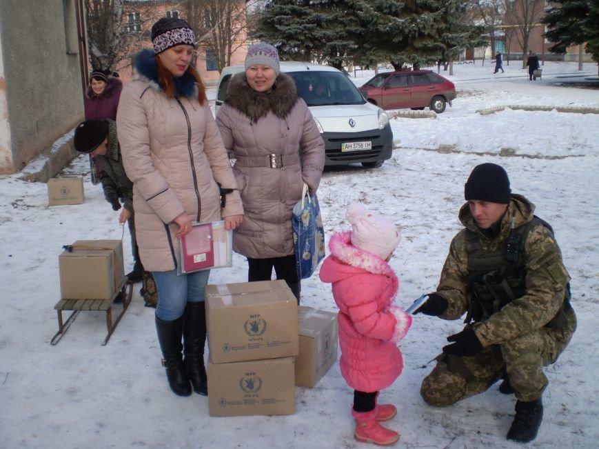 Прифронтовые села под Мариуполем получили посылки от волонтеров (ФОТО) (фото) - фото 1