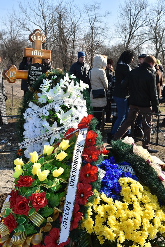 В Мангуше почтили память героически погибшего в Дебальцево милиционера (ФОТО) (фото) - фото 1