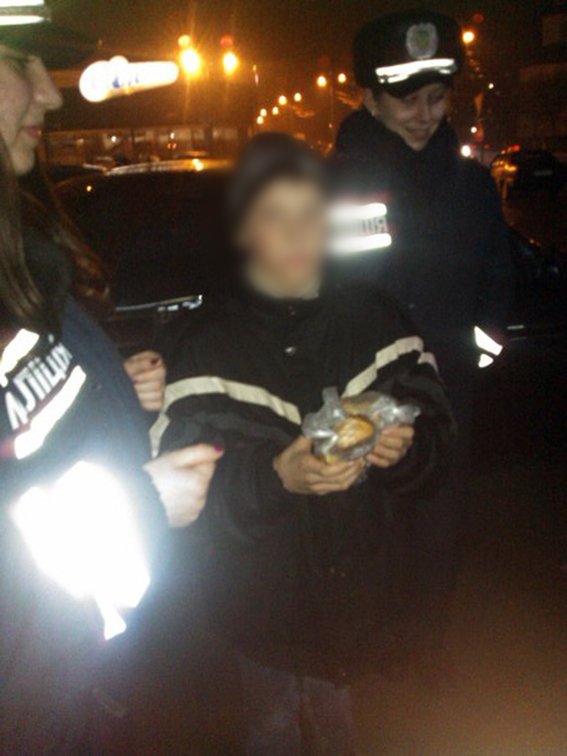 Мариупольские полицейские накормили трех несовершеннолетних (ФОТО) (фото) - фото 1