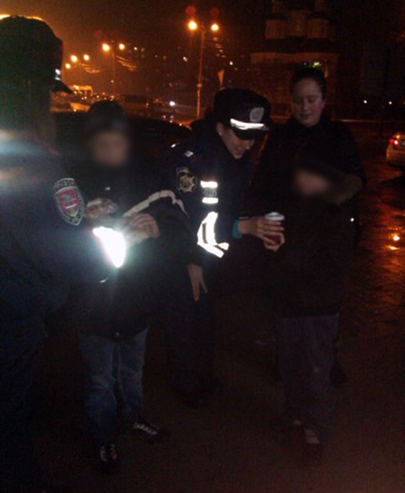 Мариупольские полицейские накормили трех несовершеннолетних (ФОТО) (фото) - фото 1