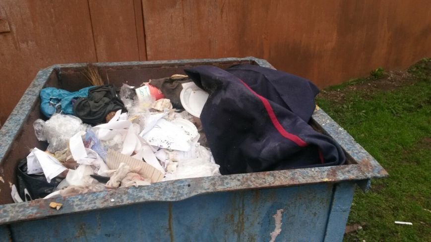 В мусорном баке Мариуполя найдена полицейская форма (ФОТОФАКТ) (фото) - фото 1