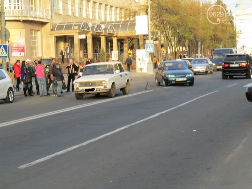 В центре Мариуполя на переходе автомобиль сбил девочку-подростка (ФОТО) (фото) - фото 1