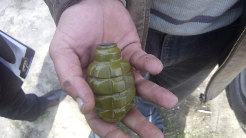 Житель Сартаны сдал полицейским найденную гранату (ФОТО) (фото) - фото 1